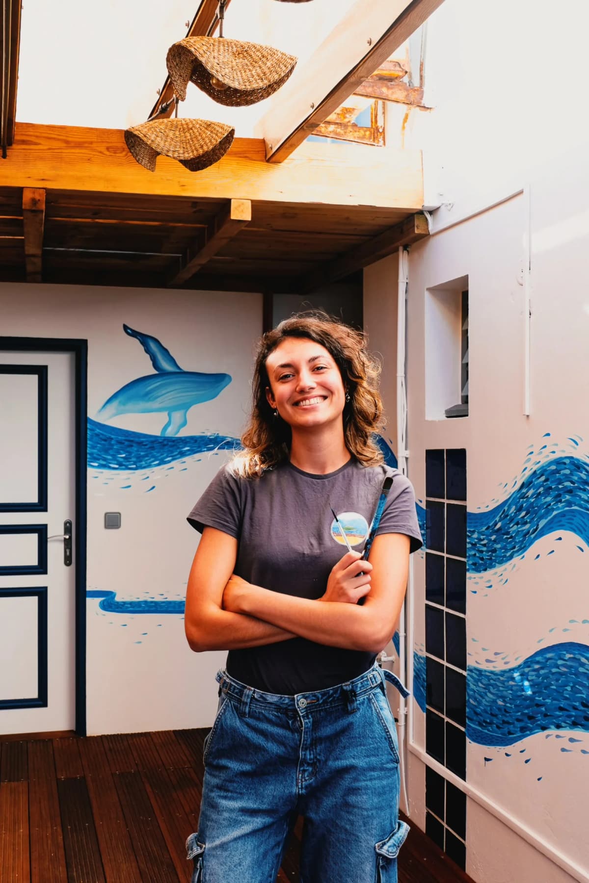 Lusea peignant une fresque murale participative à La Réunion